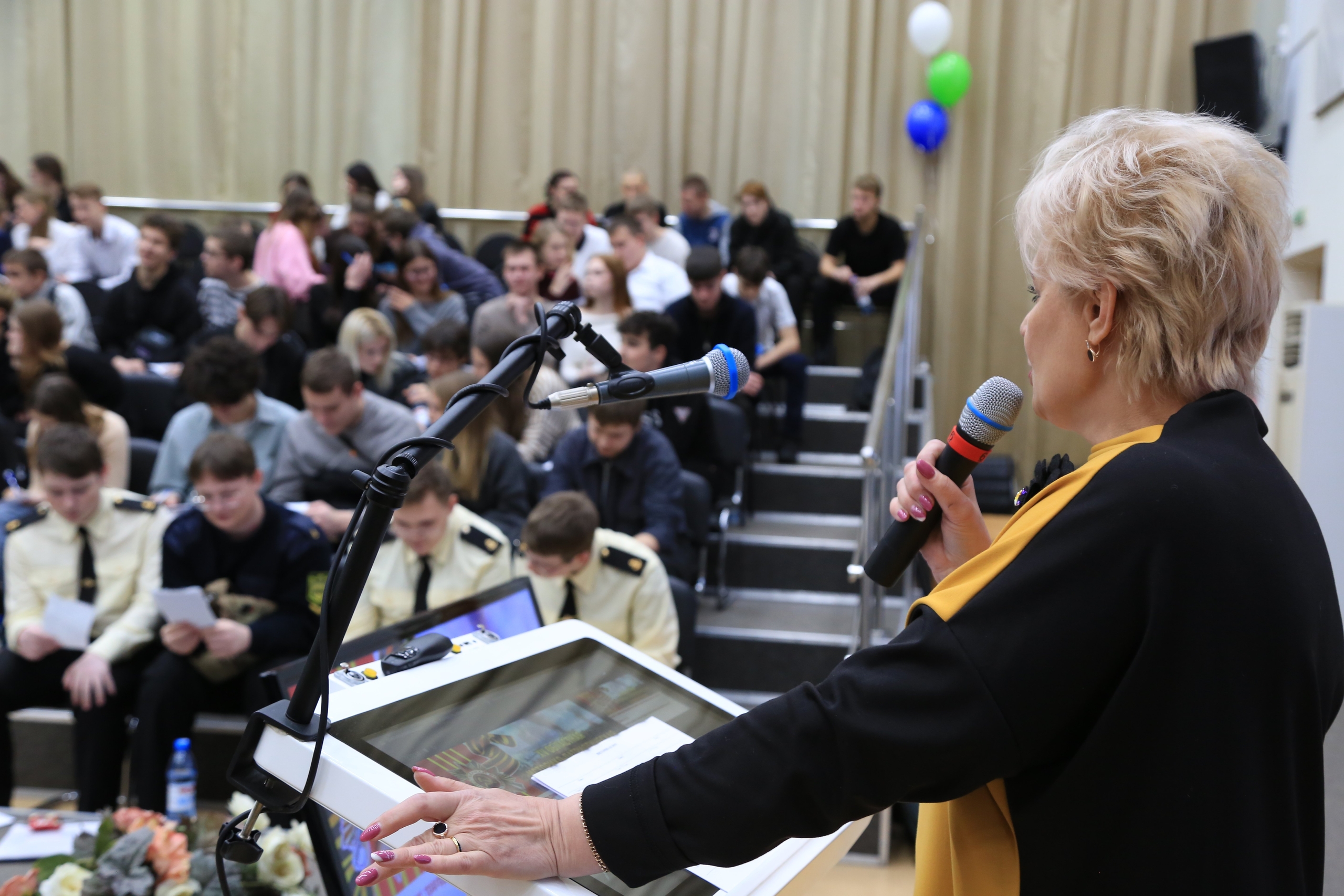 В Отчизну веря, честно мы служили ей