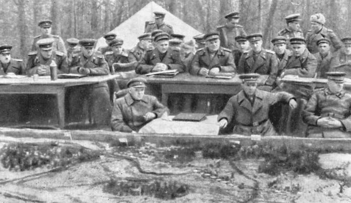 Часть изготовленного В.П. Родюковым макета, на котором командующий Западным фронтом генерал армии Г.К. Жуков и начальник штаба фронта генерал-лейтенант В.Д. Соколовский отрабатывают с офицерами тактические приёмы битвы под Москвой. Из книги П.А. Теремова