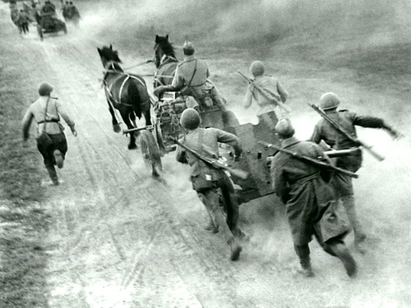 Советские артиллеристы с 45-мм противотанковыми пушками  меняют огневые позиции юго-западнее города Клайпеды (Литва). 1944 г.