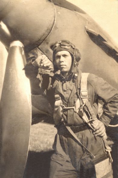 Младший лейтенант Н. И. Паншенсков – летчик 118-го отдельного  корректировочно-разведывательного авиационного полка. С. Дзинковец (Польша). Сентябрь – октябрь 1944 г.