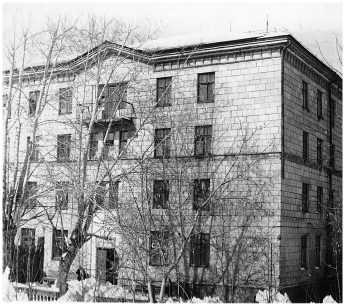 250 студентов Томского политехнического института получили новое общежитие (1953)