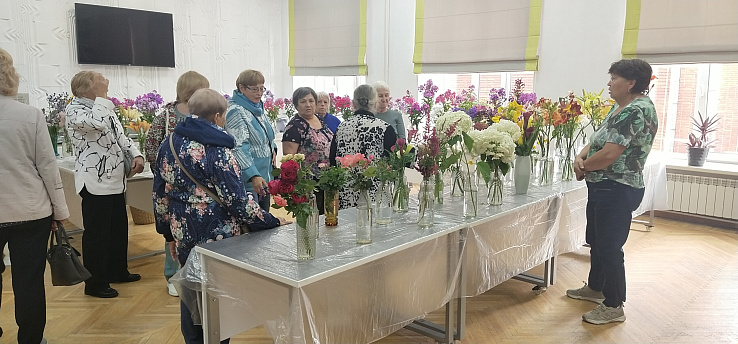 Выставка «Лилии и флоксы» в Пушкинке