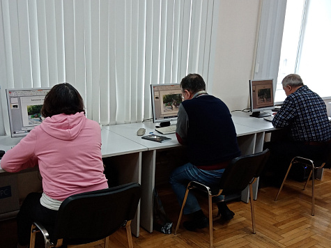 Группа слушателей прошла обучение основам компьютерной грамотности