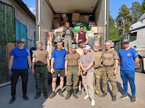 Сотрудники Пушкинки приняли участие в погрузке гуманитарной помощи для бойцов СВО